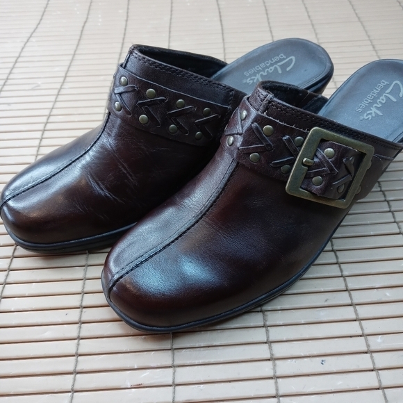 Clarks Bendables women's brown leather mule clogs. 2" heel.  Brass Studs and buc - Picture 2 of 11